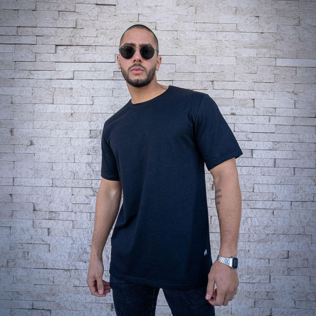 polera oversize negra dsanti hombre - vista frontal 1 en calle