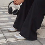 buzo baggy negro - detalle caida piernas