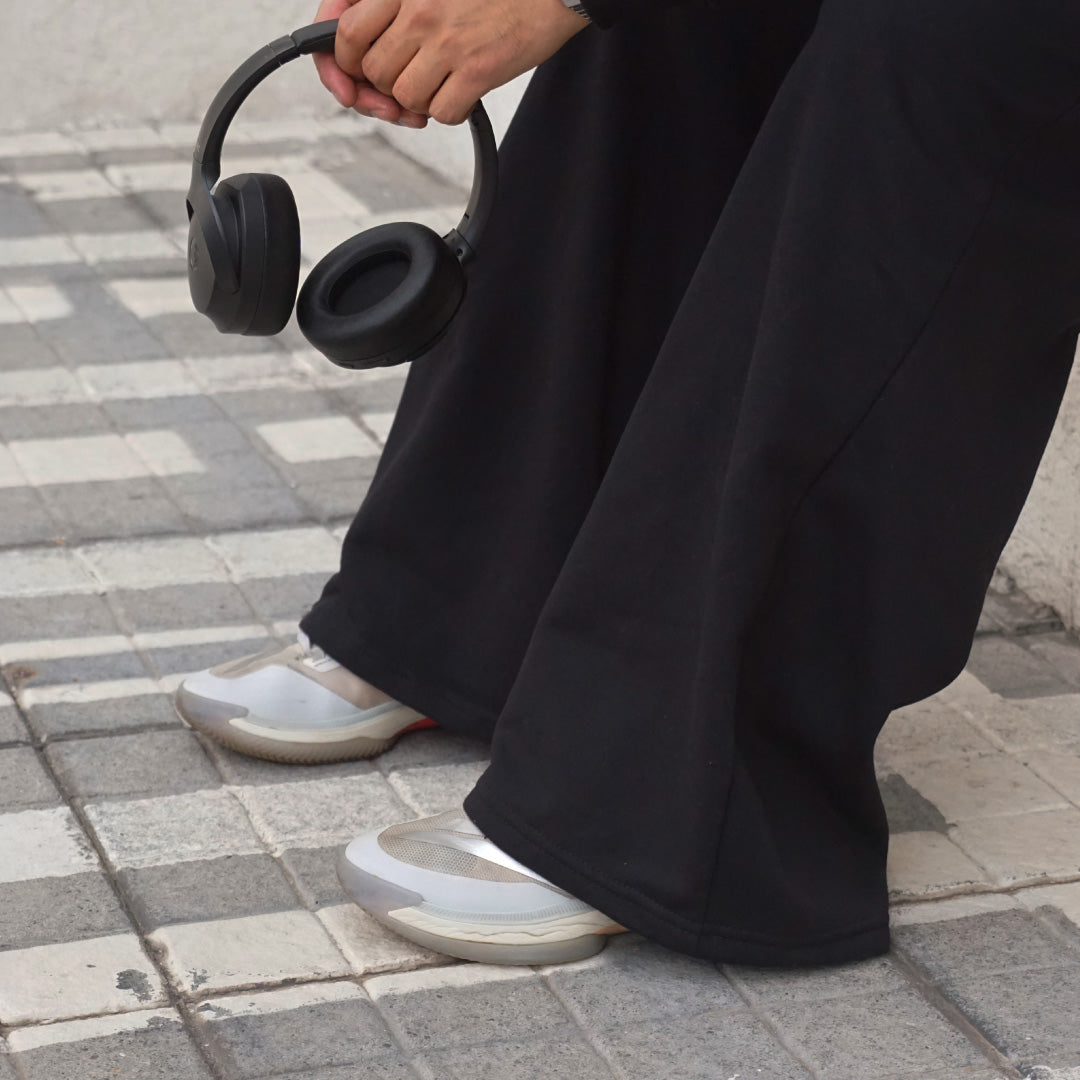 buzo baggy negro - detalle caida piernas