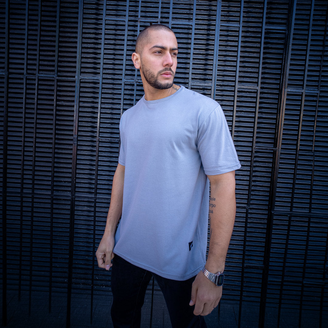 polera long fit dsanti hombre gris plata algodon - vista frontal en calle 2
