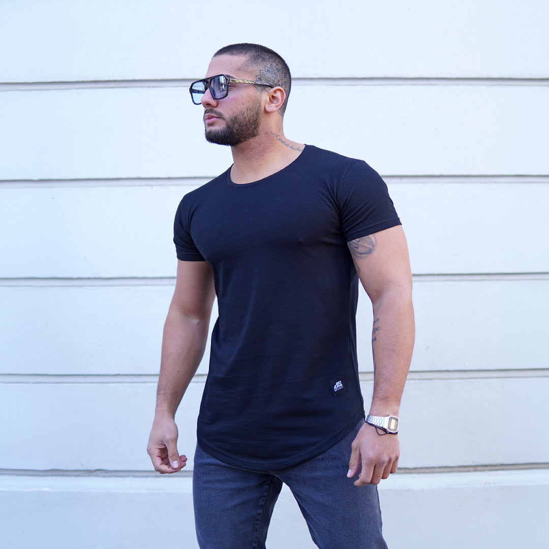 polera long fit hombre dsanti negra algodon - vista frontal en calle