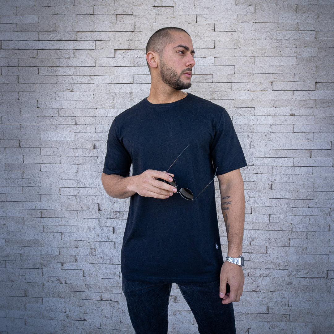 polera oversize negra dsanti hombre - vista frontal en calle 2