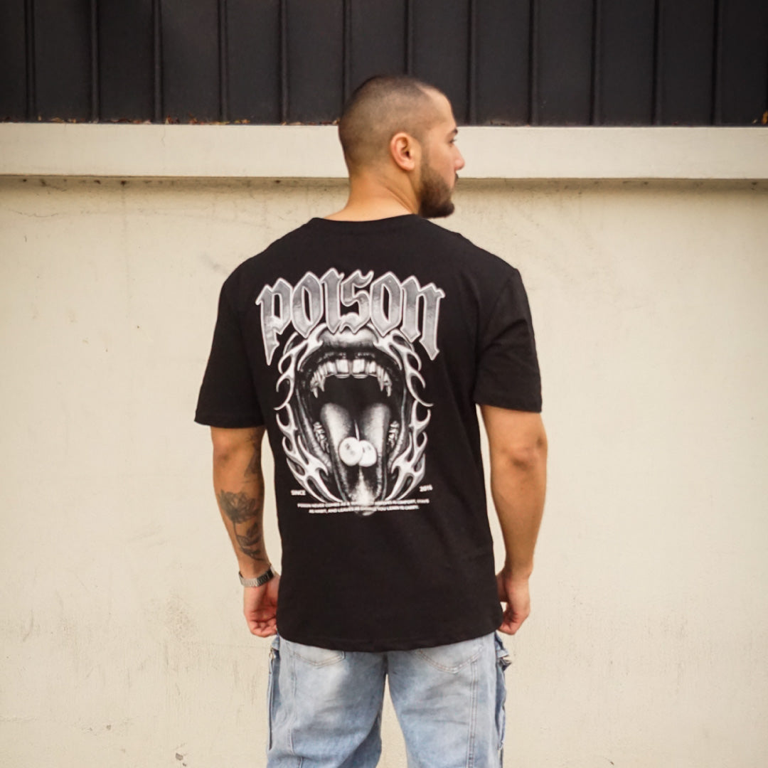 polera oversize negra poison - vista espalda