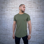 polera long fit verde oliva algodón hombre - vista frontal girado