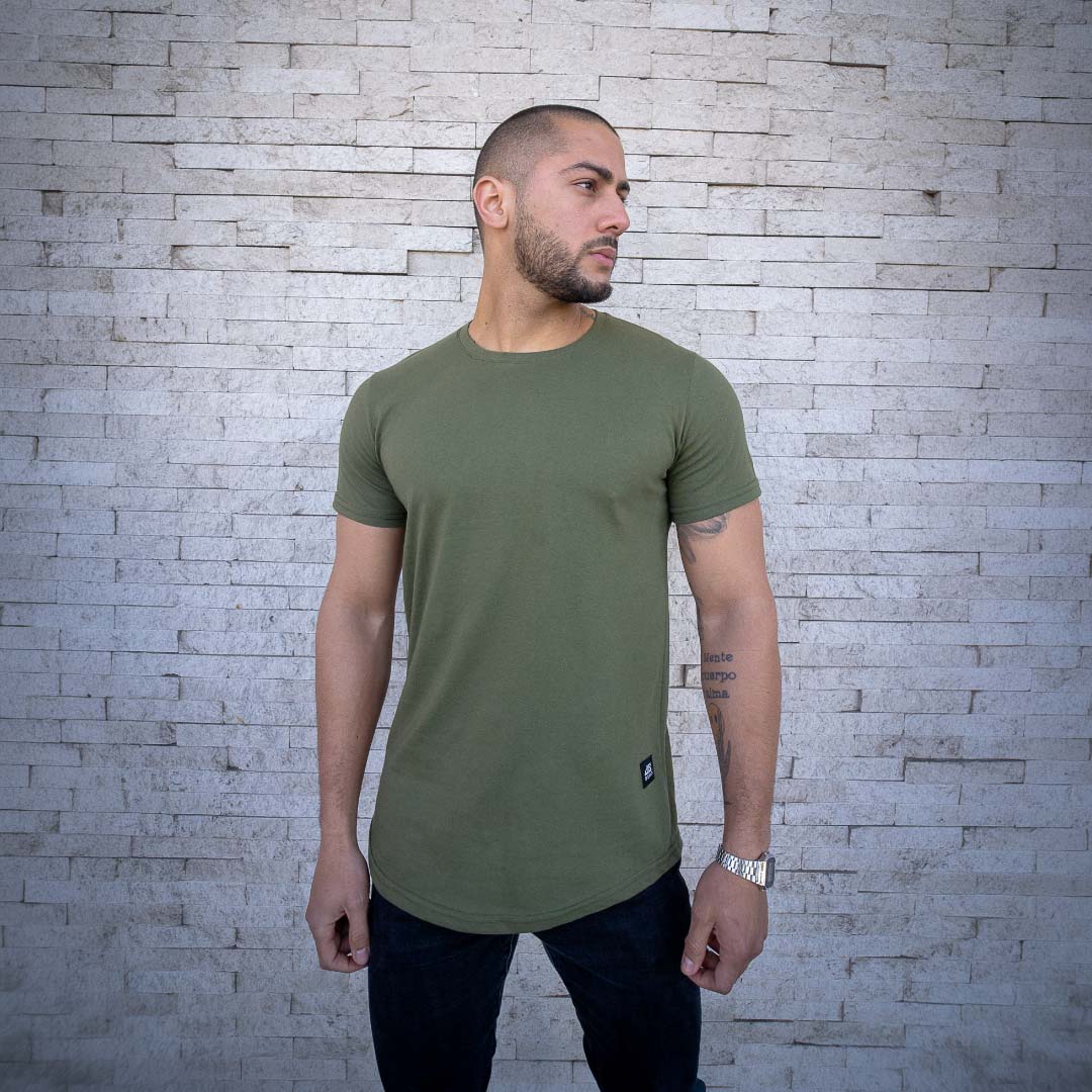 polera long fit verde oliva algodón hombre - vista frontal girado
