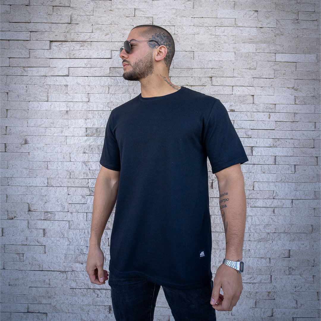 polera oversize negra dsanti hombre - vista frontal en calle 3