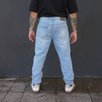 jeans relaxed fit celeste efecto desgastado - vista espalda 2