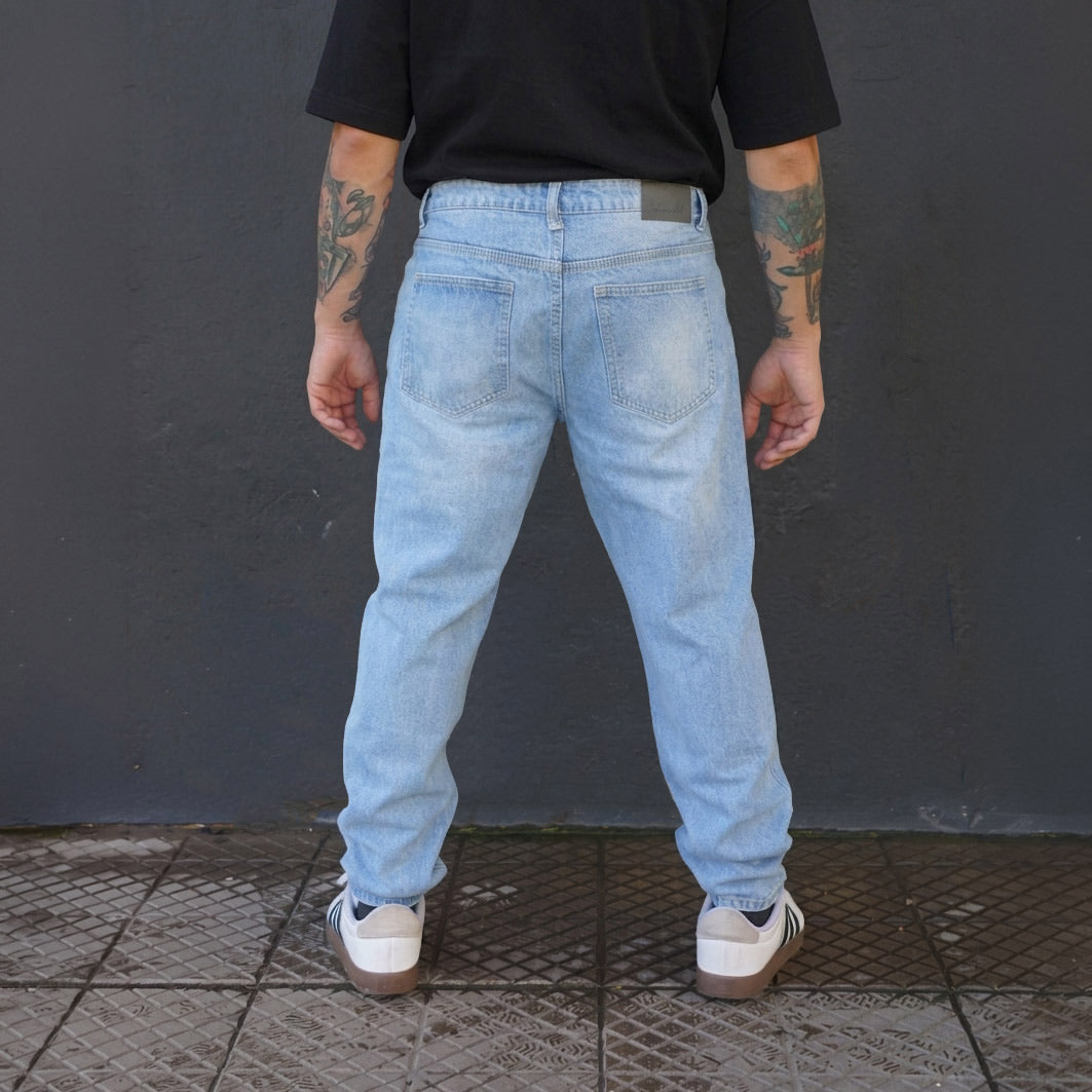 jeans relaxed fit celeste efecto desgastado - vista espalda 2