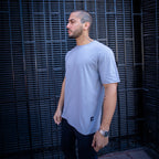 polera long fit dsanti hombre gris plata algodon - vista lateral en calle
