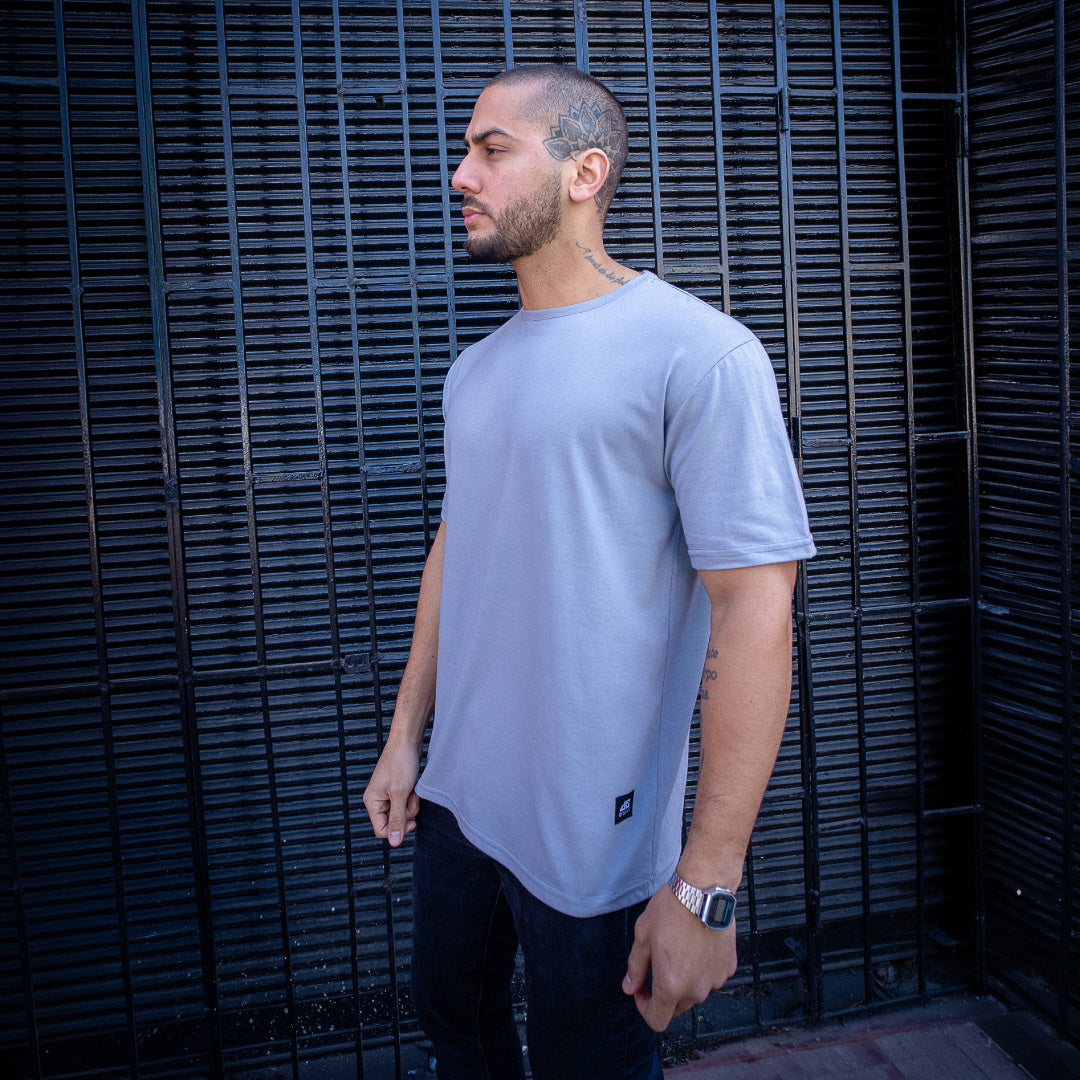 polera long fit dsanti hombre gris plata algodon - vista lateral en calle
