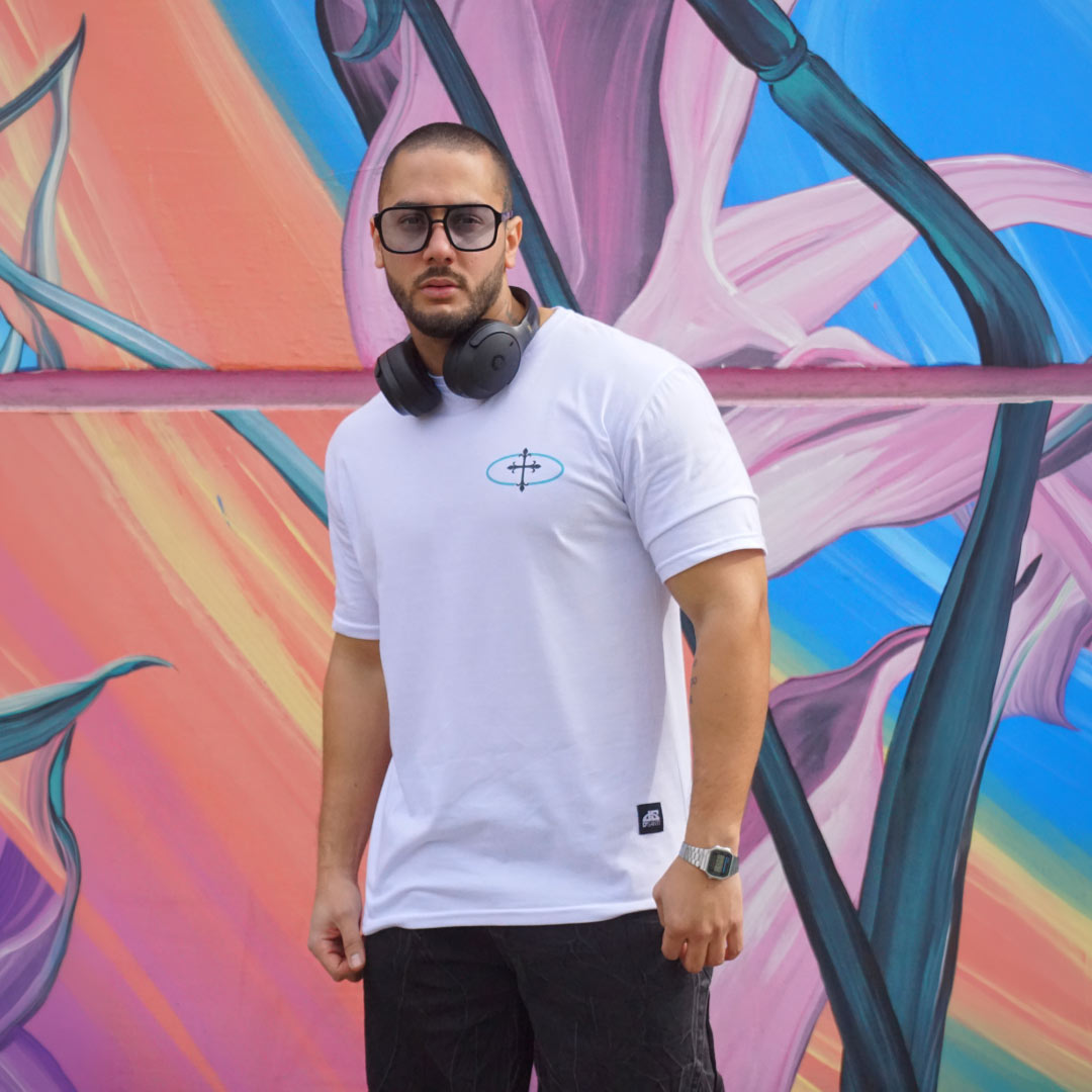 polera oversize blanca sacred strength - vista frontal 1