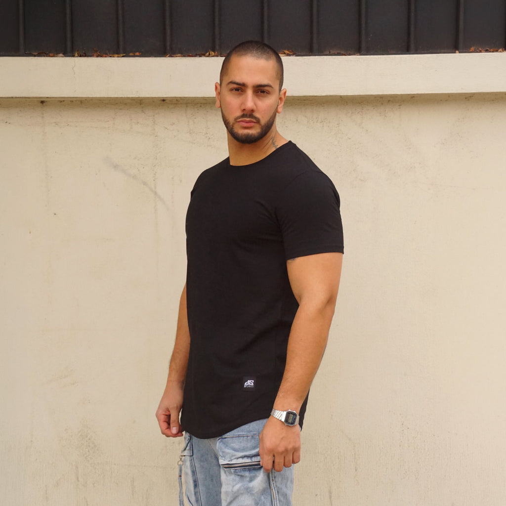 polera long fit negra hombre dsanti algodon - vista frontal en calle 2