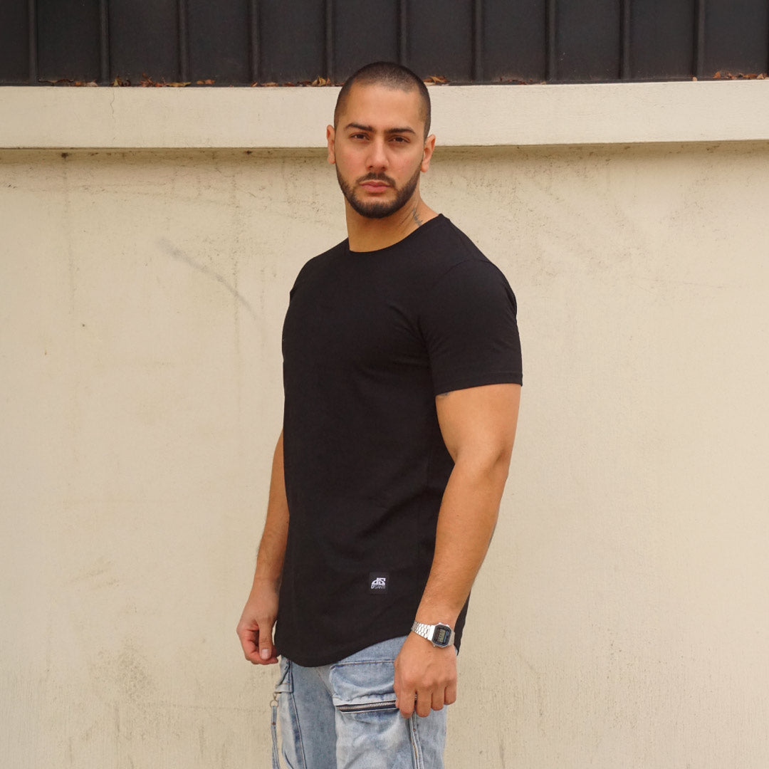 polera long fit negra hombre dsanti algodon - vista frontal en calle 2