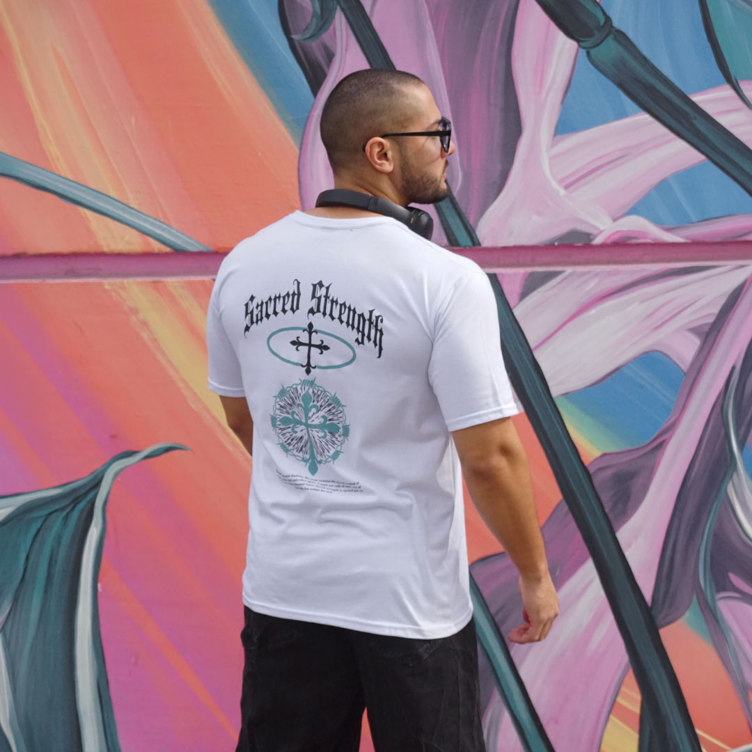 polera oversize blanca sacred strength - vista espalda 2