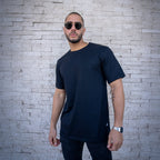 polera oversize negra dsanti hombre - vista frontal 1 en calle