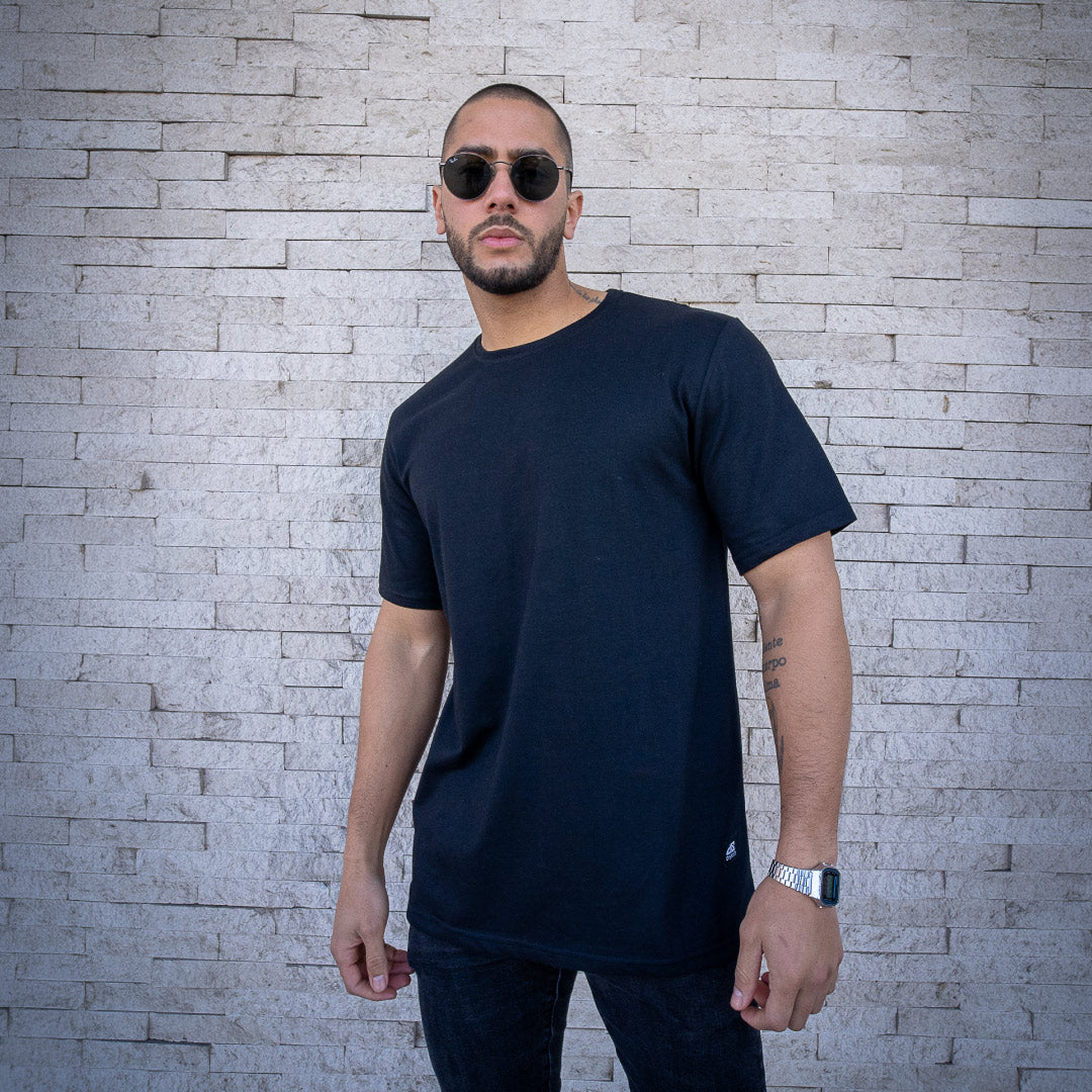 polera oversize negra dsanti hombre - vista frontal 1 en calle