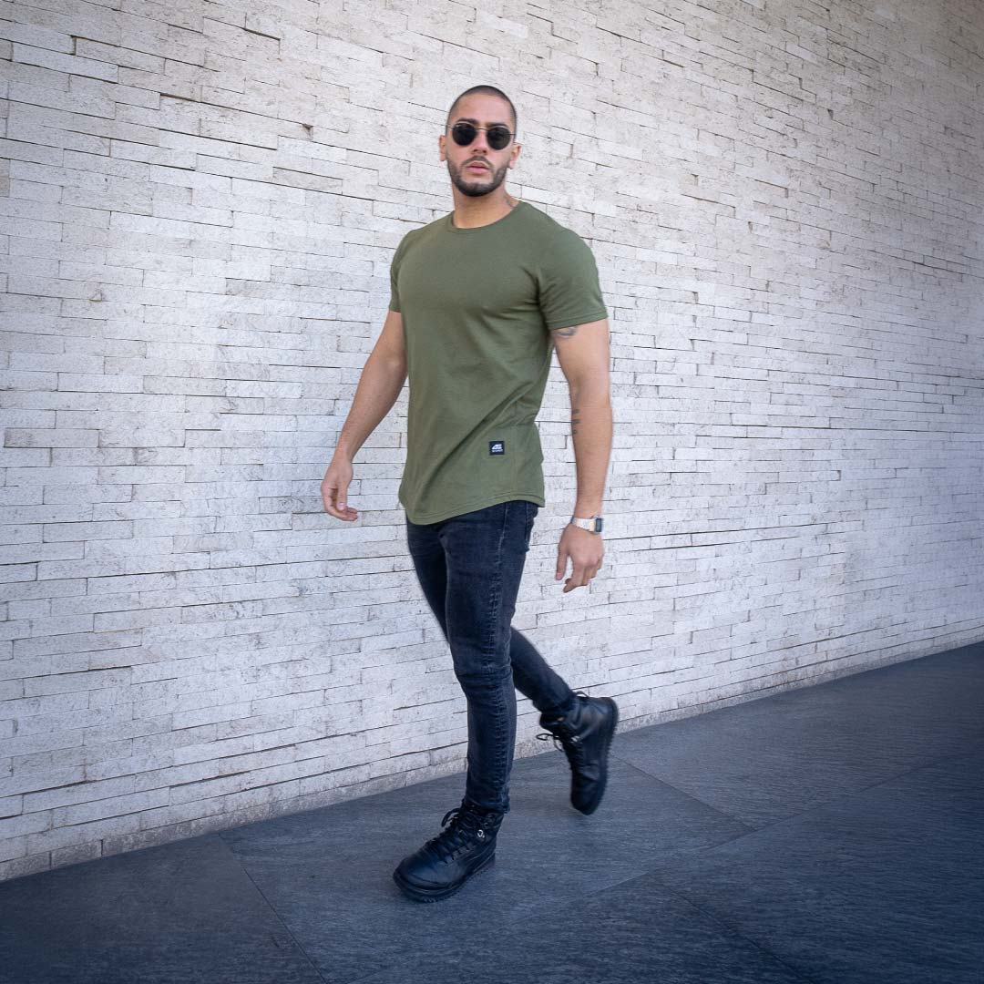 polera long fit verde oliva algodón hombre - vista frontal atuendo completo

