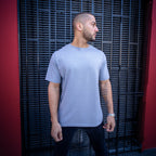 polera long fit dsanti hombre gris plata algodon - vista frontal en calle 3