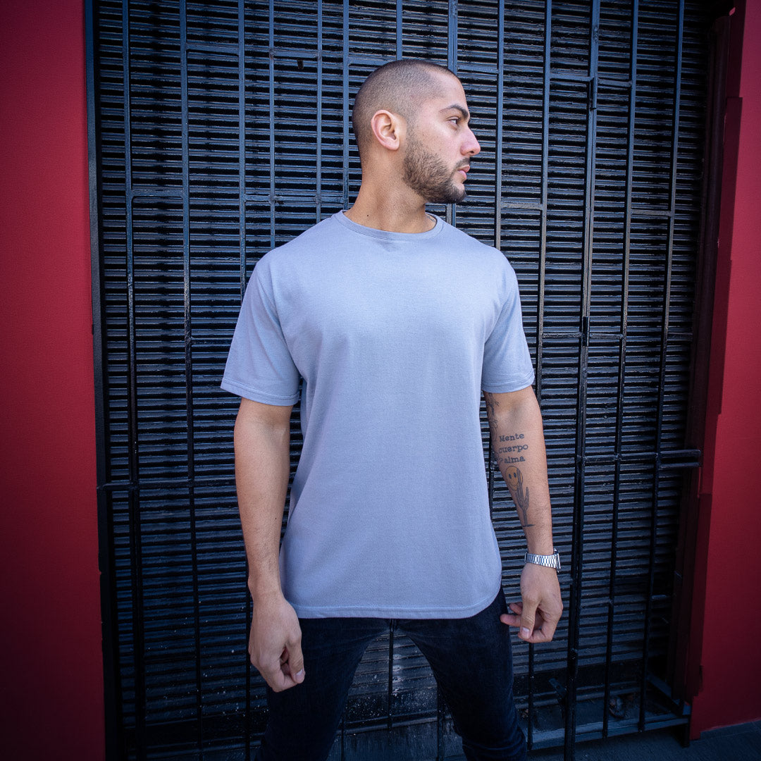 polera long fit dsanti hombre gris plata algodon - vista frontal en calle 3