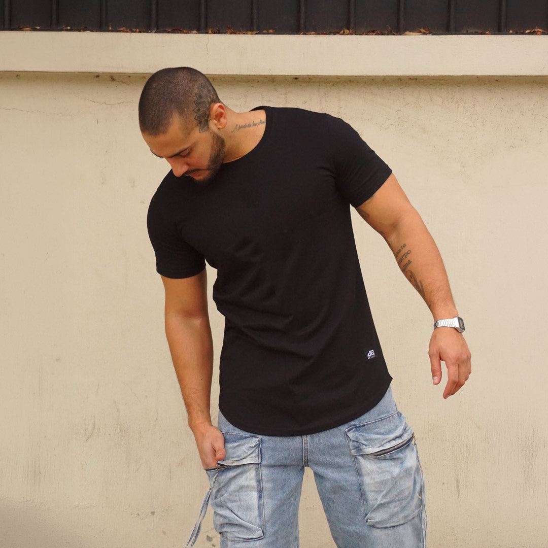 polera long fit negra hombre dsanti algodon - vista frontal en calle