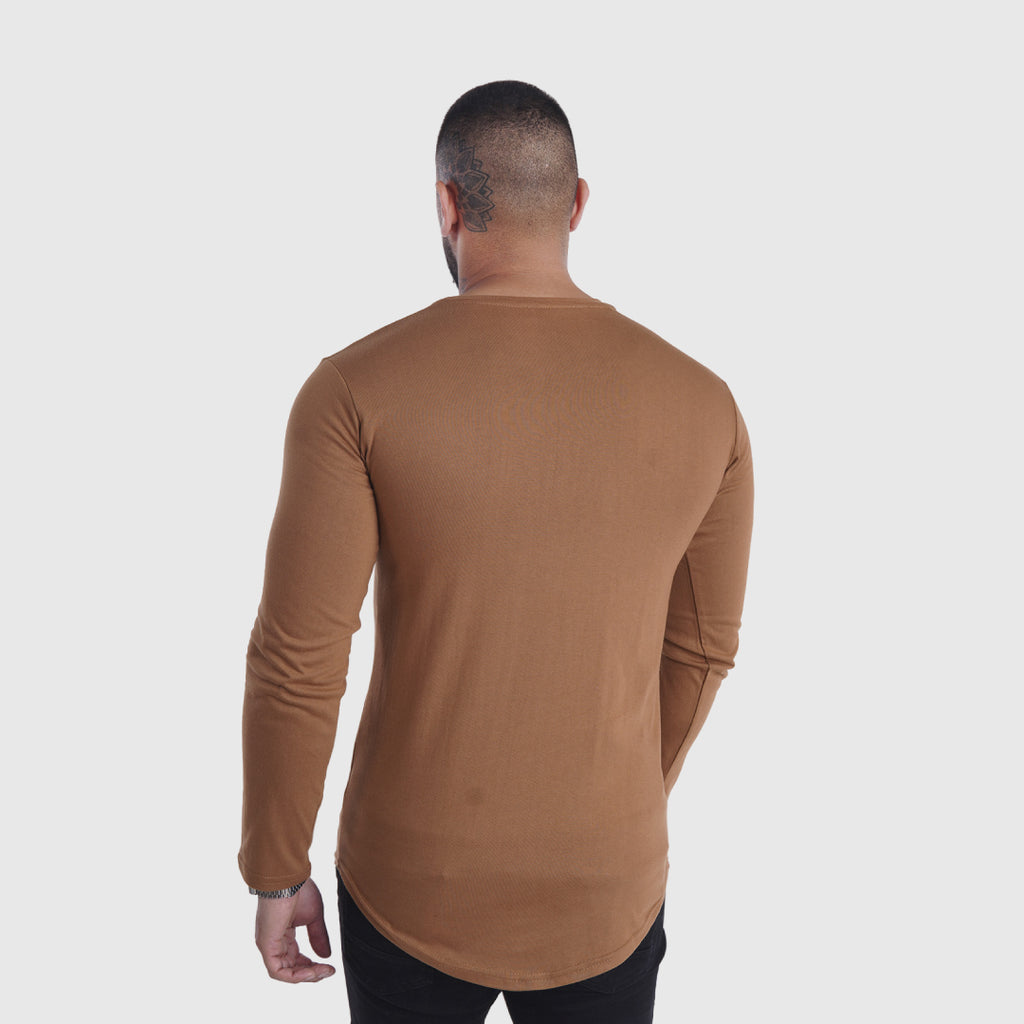polera long fit manga larga café camel - vista espalda