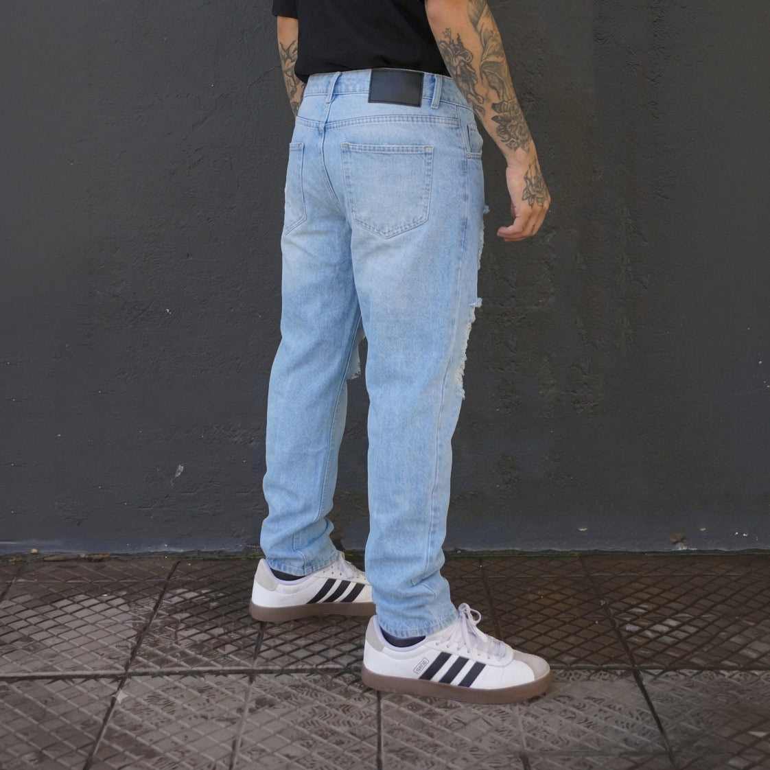 jeans relaxed fit celeste efecto desgastado - vista espalda