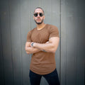 polera long fit camel hombre dsanti - vista frontal 3