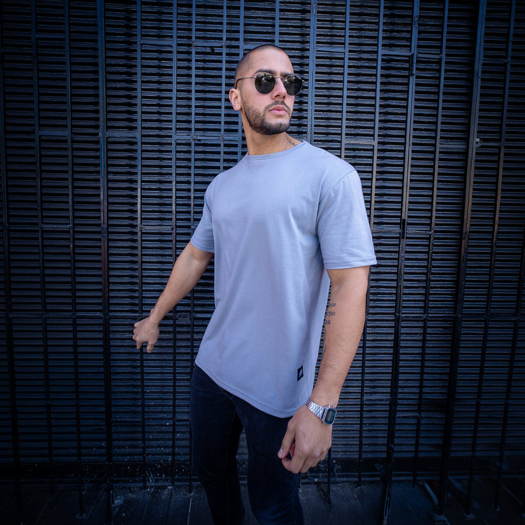 polera long fit dsanti hombre gris plata algodon - vista frontal en calle