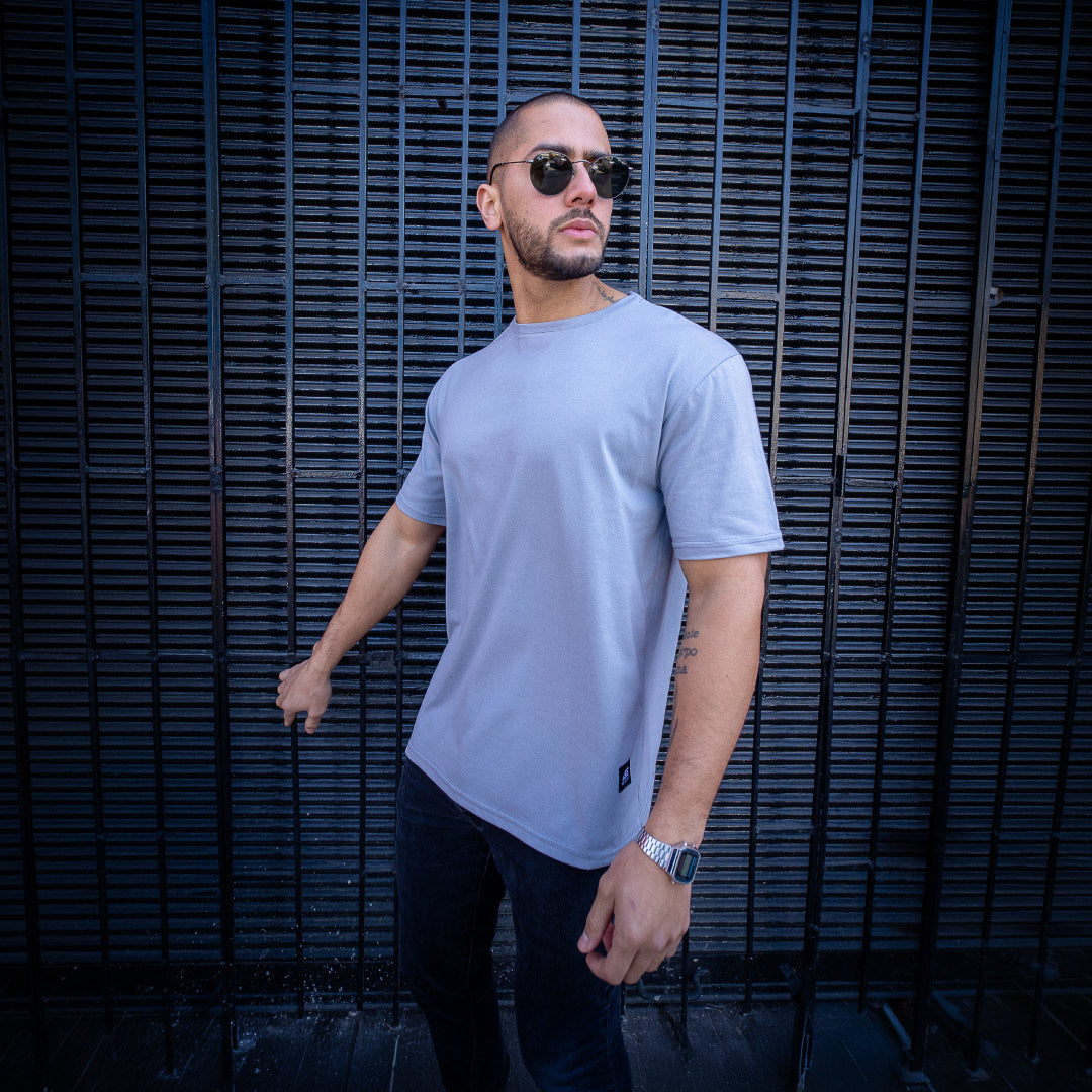 polera long fit dsanti hombre gris plata algodon - vista frontal en calle