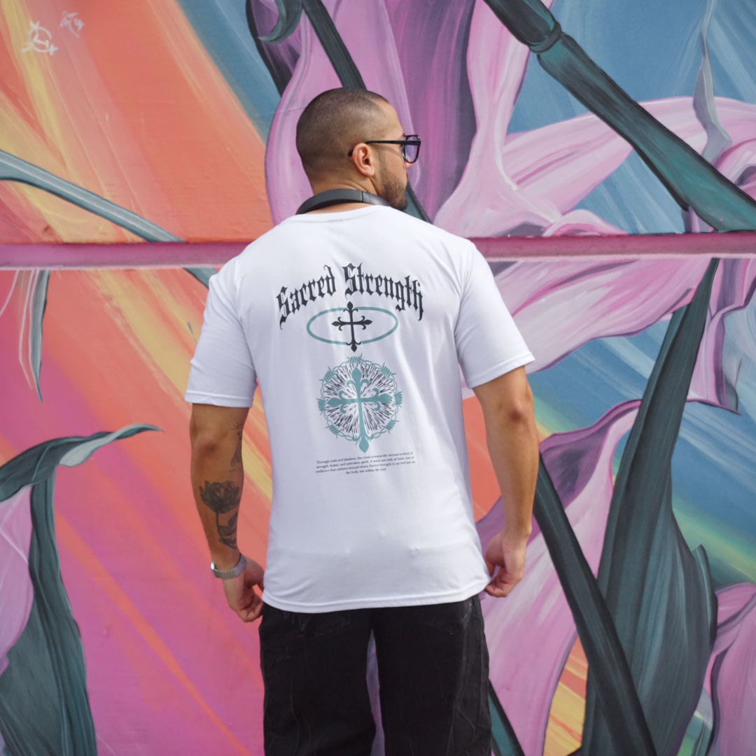 polera oversize blanca sacred strength - vista espalda