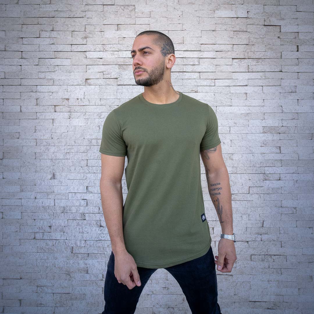 polera long fit verde oliva algodón hombre - vista frontal mirando a izquierda