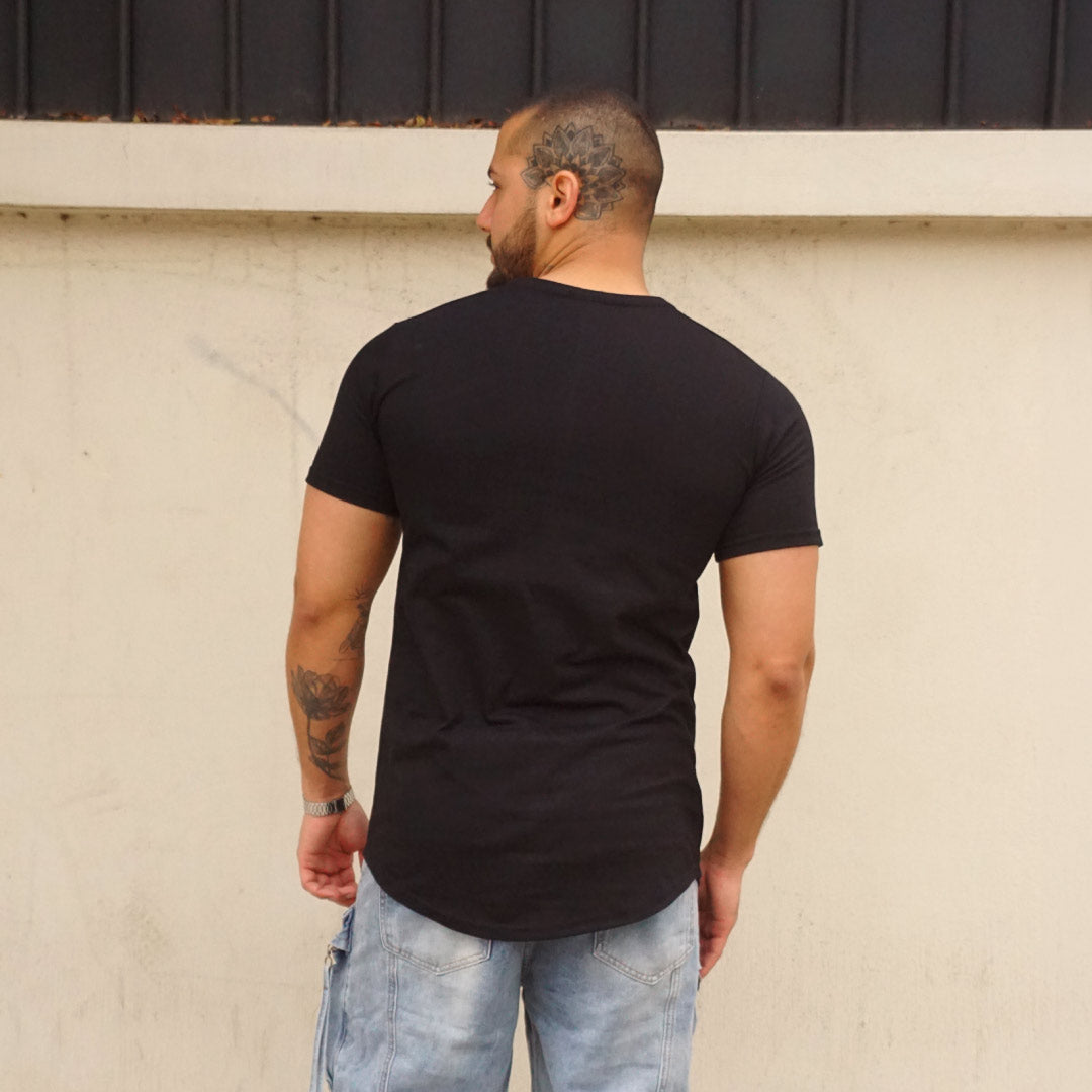 polera long fit negra hombre dsanti algodon - vista espalda en calle