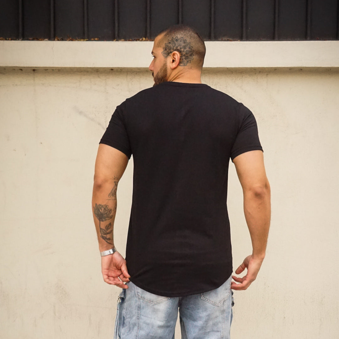 POLERA LONG FIT CRUZ NEGRA ALGODÓN HOMBRE - VISTA ESPALDA 1