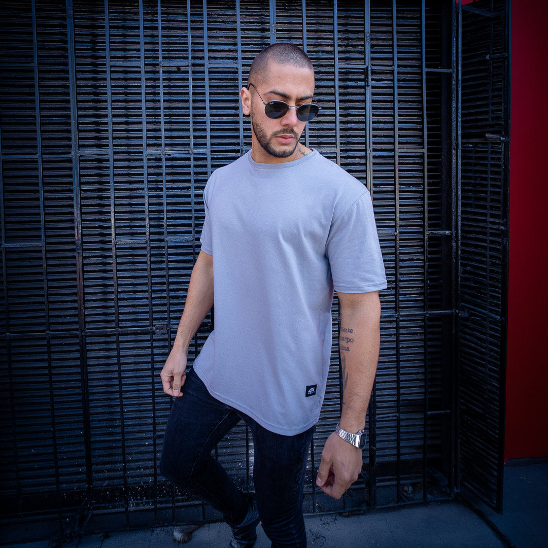polera long fit dsanti hombre gris plata algodon - vista frontal en calle 4
