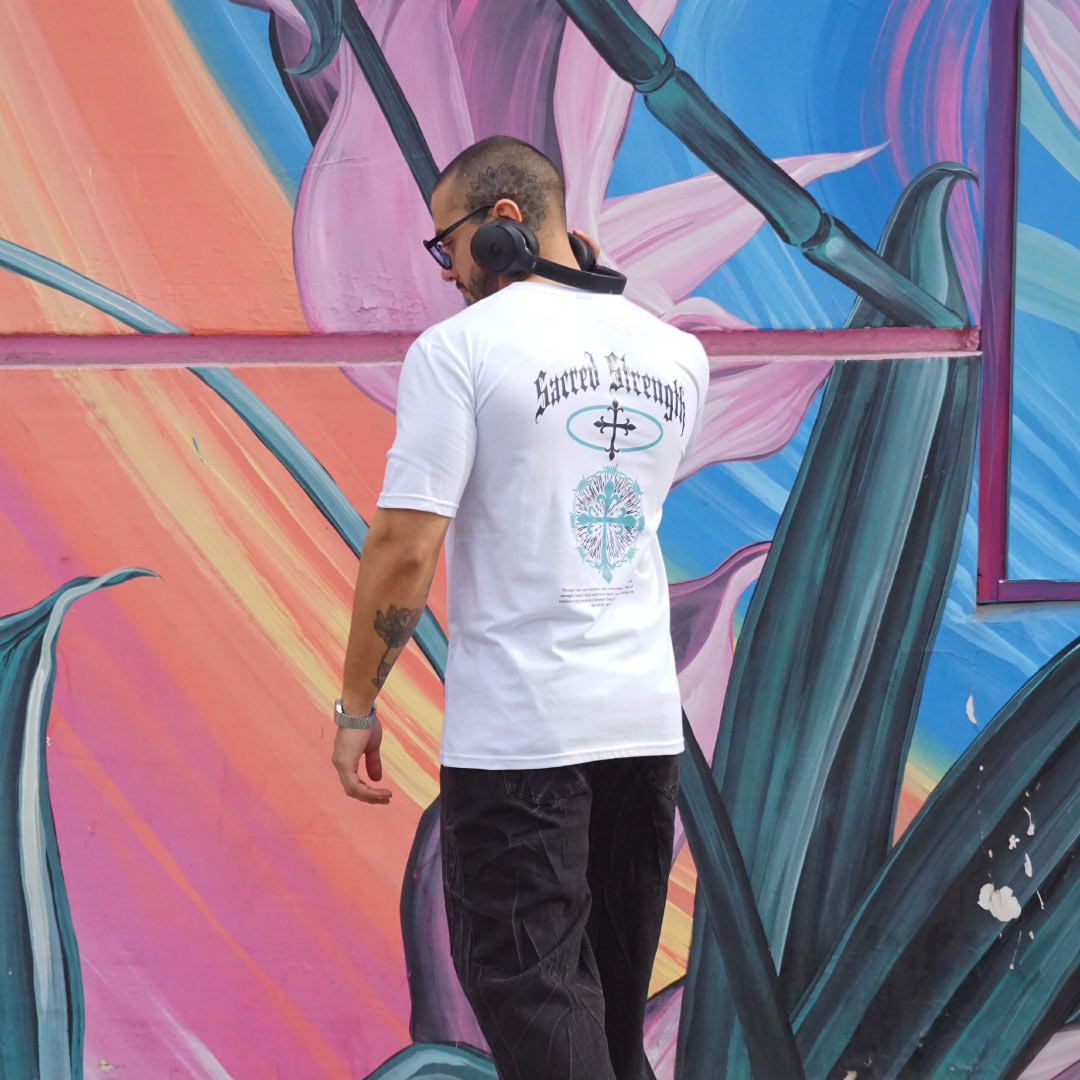 polera oversize blanca sacred strength - vista espalda 3