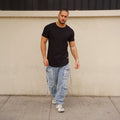 polera long fit negra hombre dsanti algodon - vista frontal en calle atuendo completo
