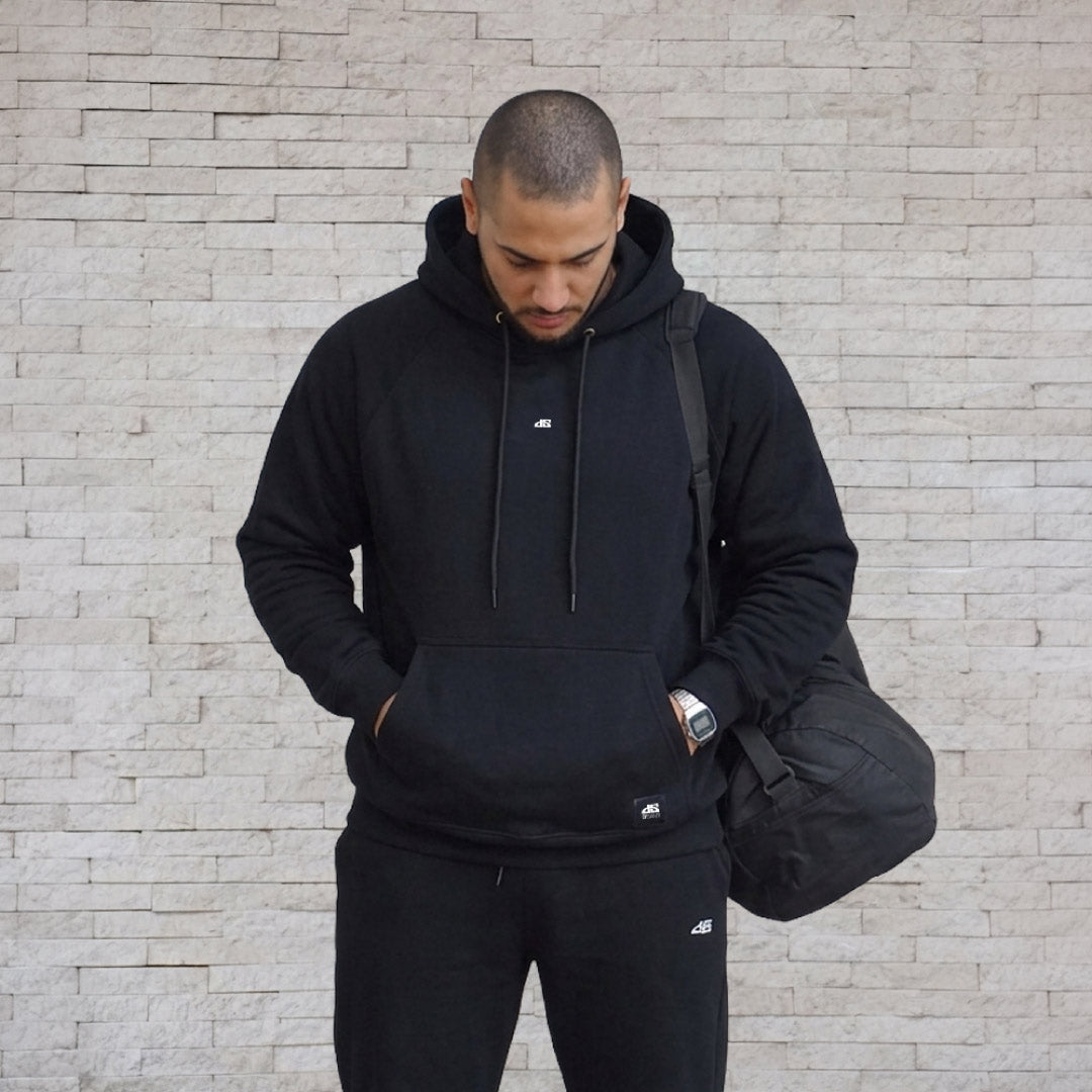 POLERÓN BOXY FIT NEGRO ALGODÓN HOMBRE - VISTA FRONTAL CON BOLSO