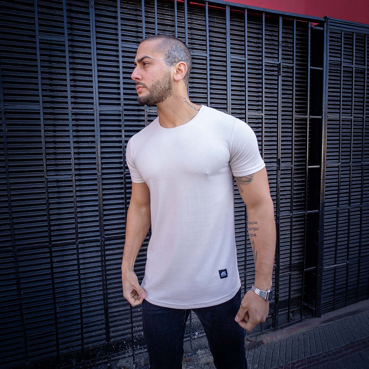 polera long fit blanca hueso hombre algodón - vista frontal 1