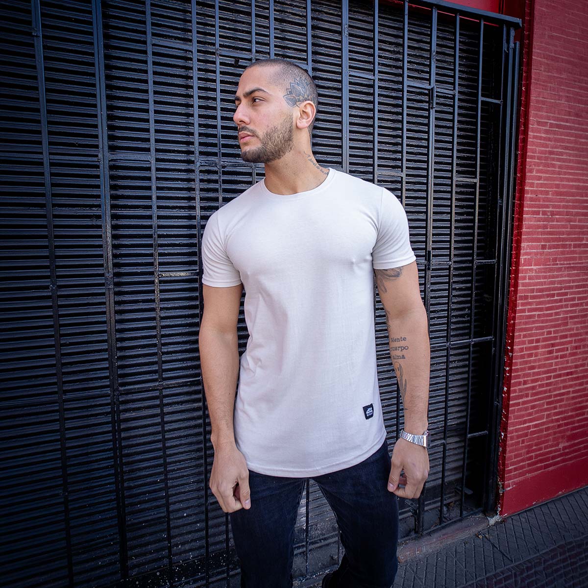 polera long fit blanca hueso hombre algodón - vista frontal 3