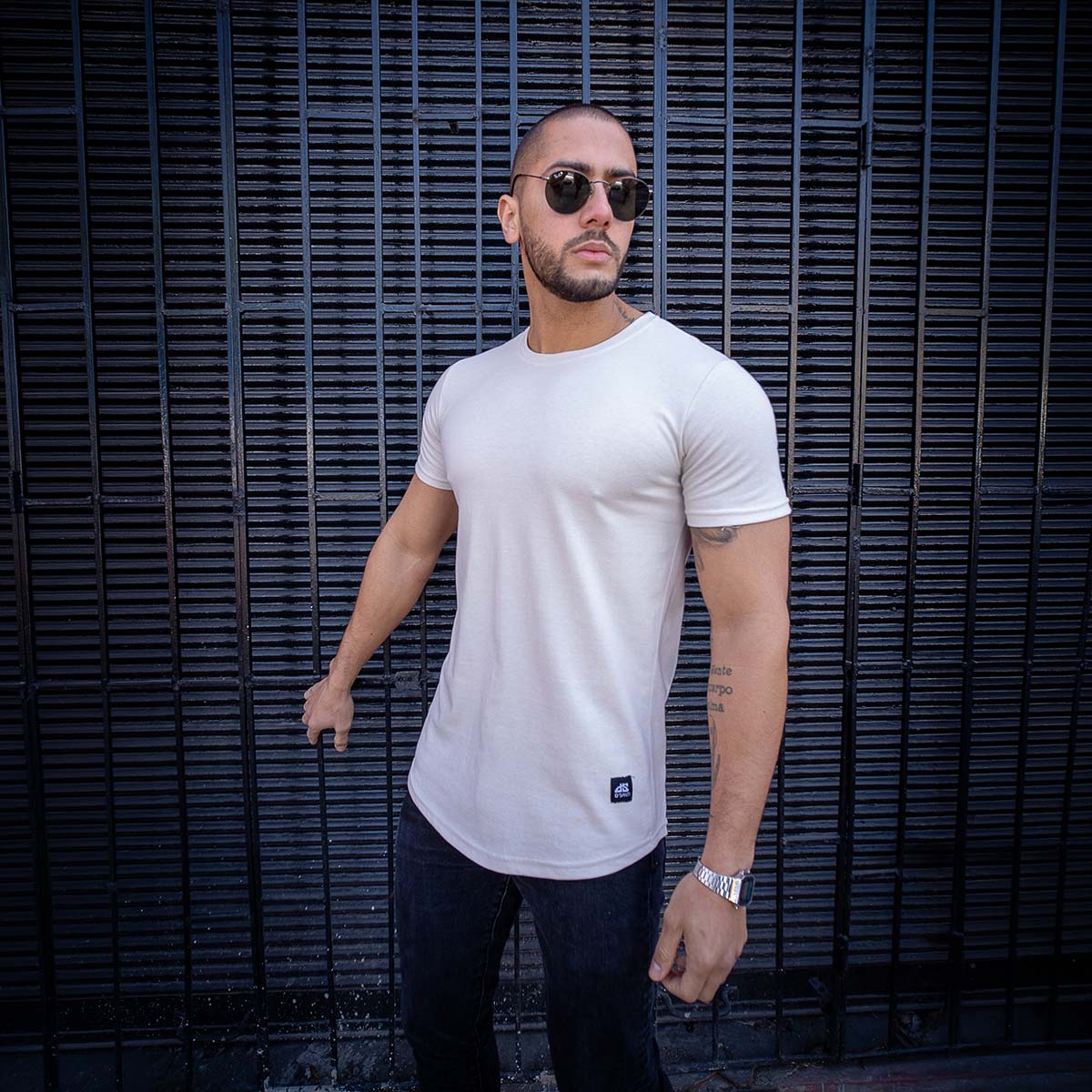 polera long fit blanca hueso hombre algodón - vista frontal 2