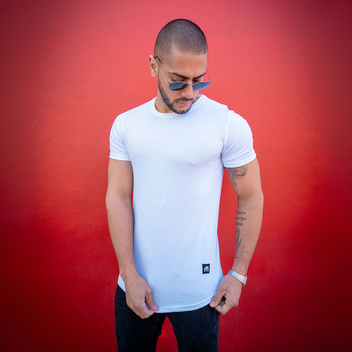 polera long fit blanca hombre algodon - vista frontal 4