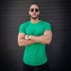 polera long fit verde hombre algodón - vista frontal brazos cruzados