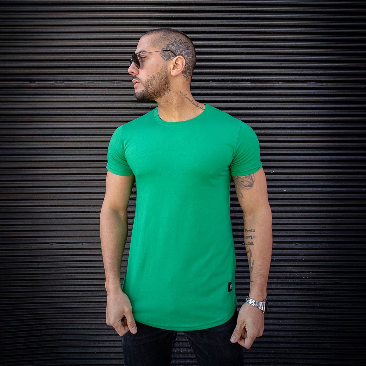 polera long fit verde hombre algodón - vista frontal 4