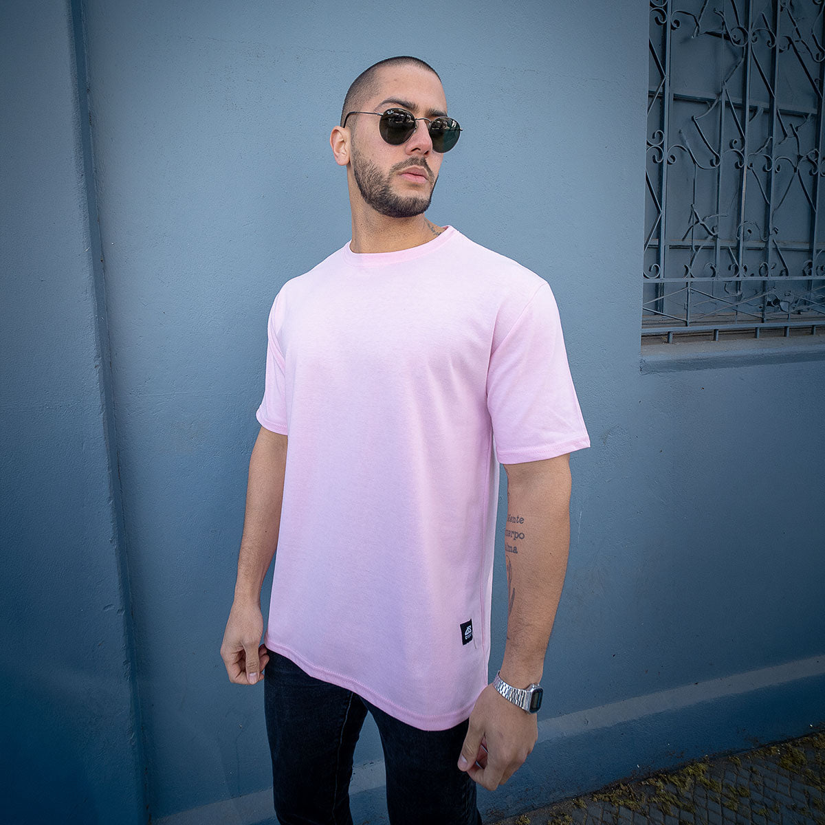 polera oversize rosada algodon hombre - vista frontal 2