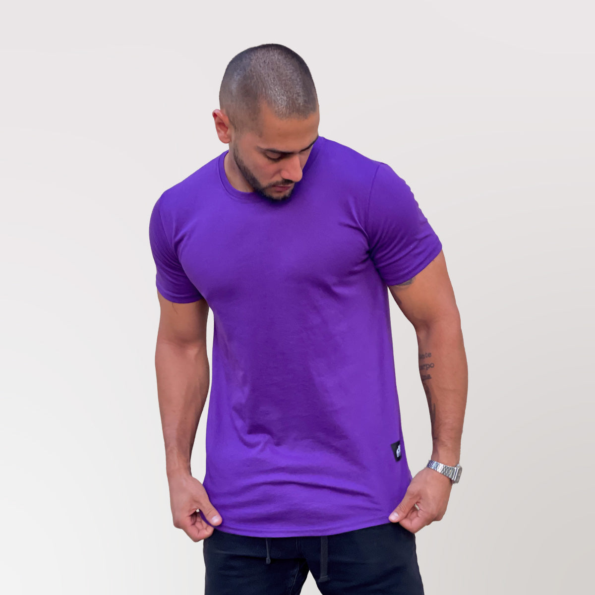 polera long fit morada hombre algodón - vista frontal 