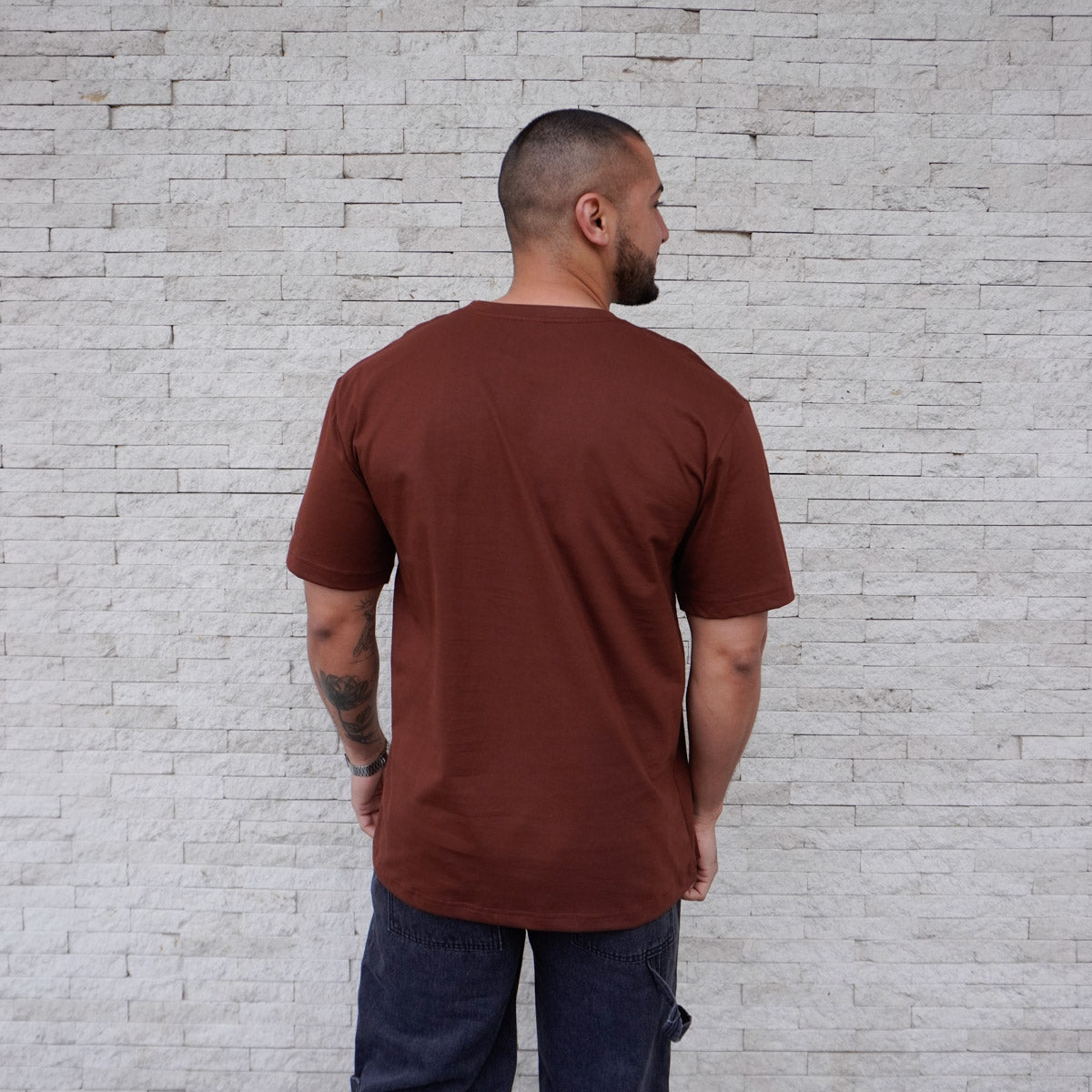 POLERA OVERSIZE CAOBA ALGODÓN HOMBRE - VISTA ESPALDA