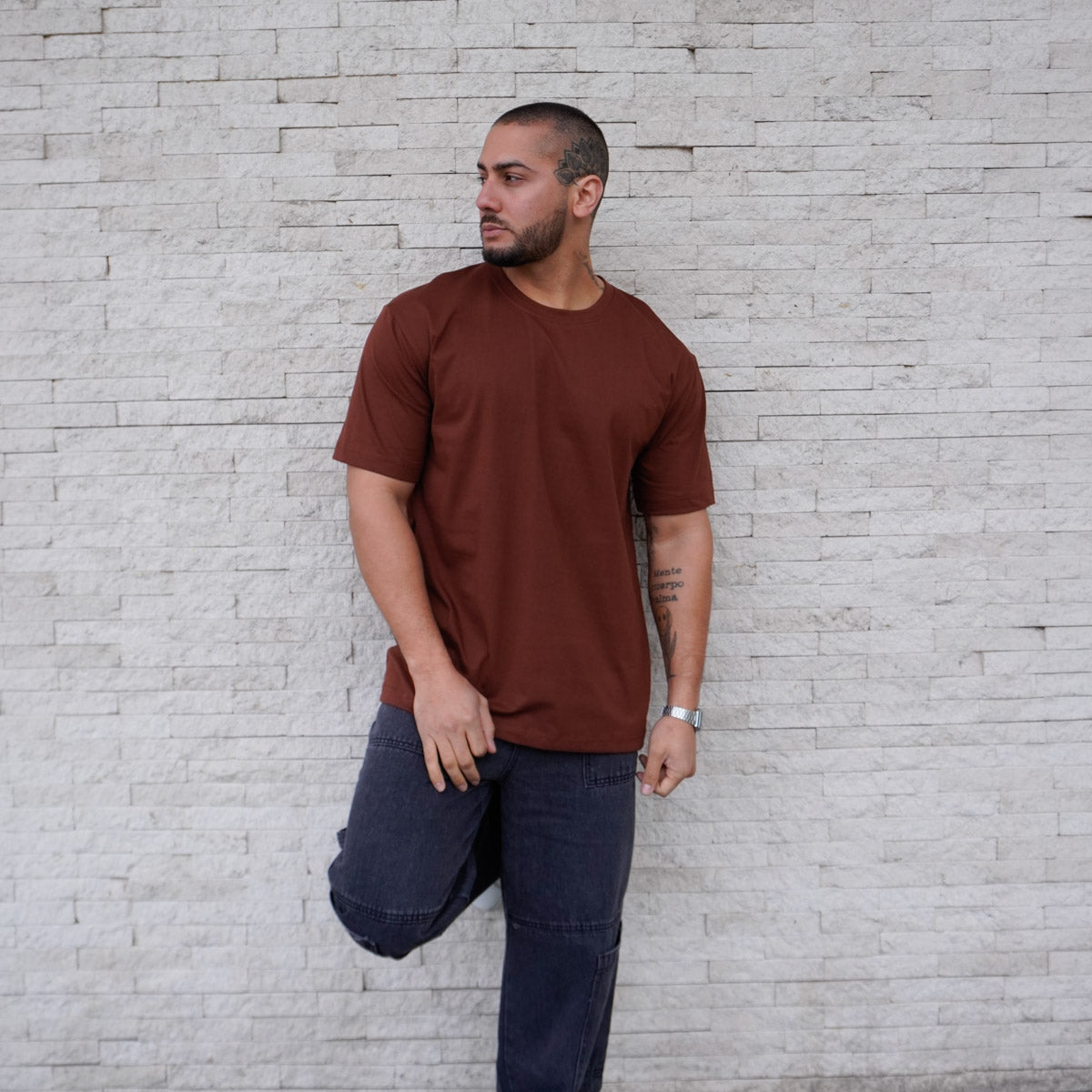 POLERA OVERSIZE CAOBA ALGODÓN HOMBRE - VISTA FRONTAL 4