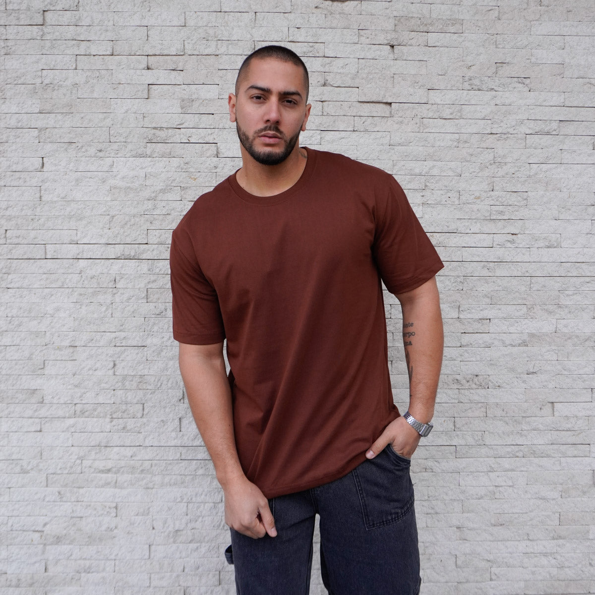 POLERA OVERSIZE CAOBA ALGODÓN HOMBRE - VISTA FRONTAL 2