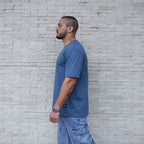 POLERA OVERSIZE COBALTO ALGODÓN HOMBRE - VISTA LATERAL