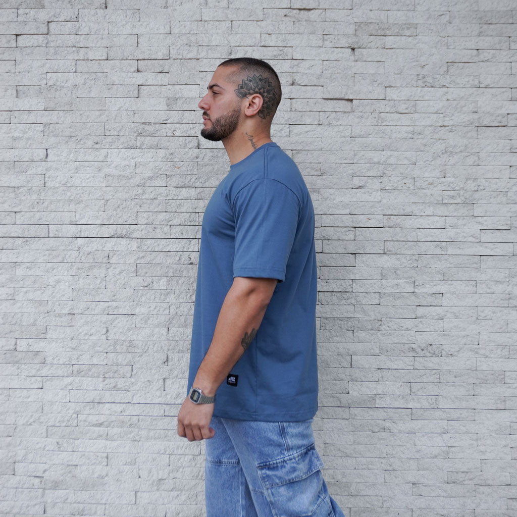 POLERA OVERSIZE COBALTO ALGODÓN HOMBRE - VISTA LATERAL